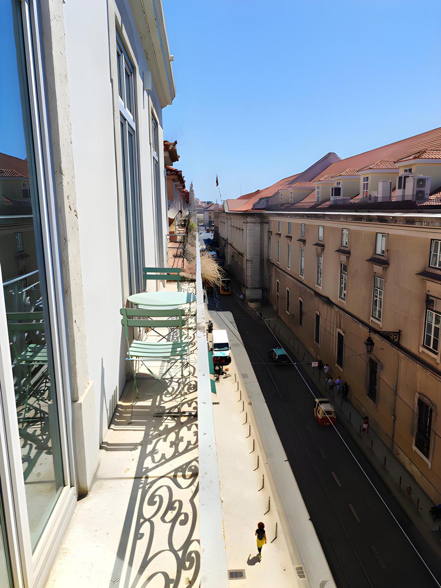Arsenal 108, Design - New Light Downtown Chiado And River